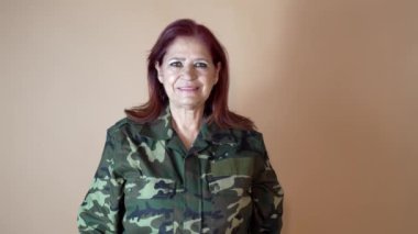 Kadın asker savaş gazisi, aşk jesti, eli kanlı kalp - savaşa hayır 