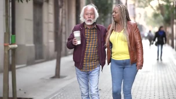 Parejas Mayores Paseando Por Ciudad Hombre Asiático Mujer Afroamericana Jubilados — Vídeo de stock