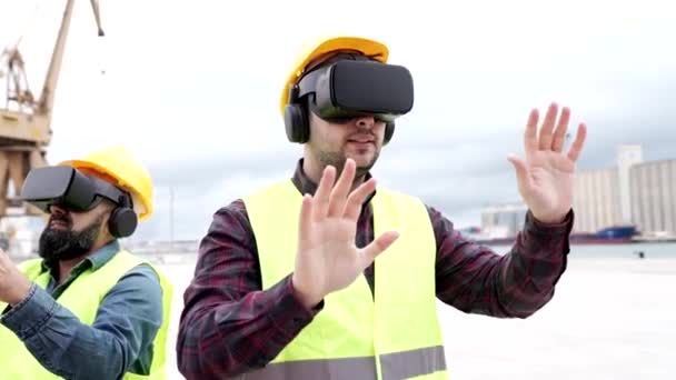 Werknemers Aan Een Containerlader Haven Gebruiken Virtual Reality Brillen Voor — Stockvideo