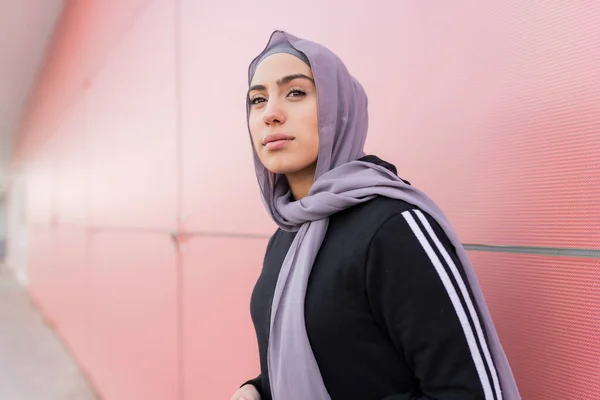 穿着头巾和运动服的年轻漂亮的女人在街上望着地平线 Arab女运动员的概念 — 图库照片