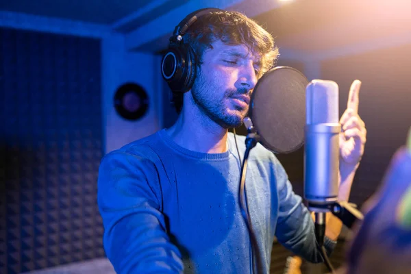 Homme Enregistrant Podcast Microphone Condensateur Moderne Chanson Enregistrement Chantante Dans — Photo