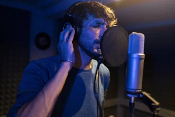 Homme Enregistrement Chanson Avec Microphone Studio Enregistrement Lumière Néon — Photo