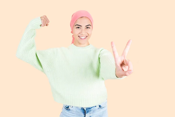 用粉红手帕与癌症作斗争的女人 化疗后乐观的年轻女人 米色背景 — 图库照片