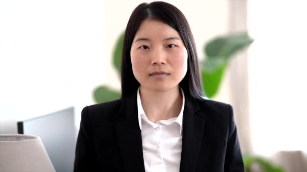 Молода Дівчина Азії Офіційному Костюмі Дивиться Камеру Офісі Щаслива Ділова — стокове відео
