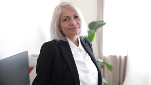 Idős Üzletasszony Fehér Hajjal Irodában Mosolyog Cég Igazgatója Hamarosan Nyugdíjba — Stock videók