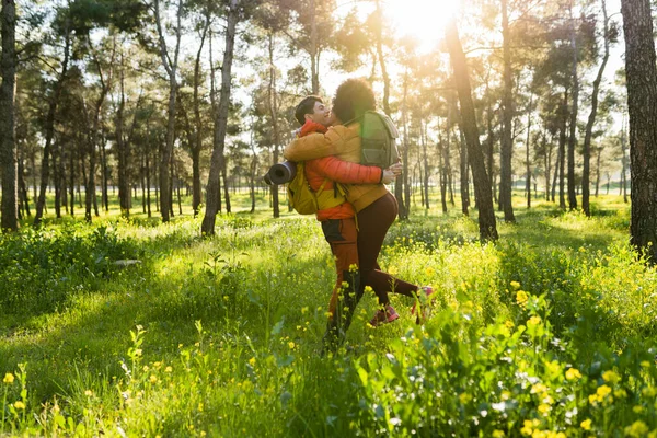 Pareja Multirracial Excursionistas Bosque Abrazando Atardecer Atardecer Concepto Viajeros Mochileros —  Fotos de Stock