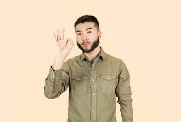Giovane Bell Uomo Asiatico Una Camicia Casual Sorridente Positivo Facendo — Foto Stock