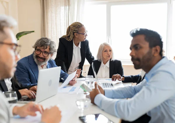Farklı yaşlarda iş adamları, yaşlı kadınlar - farklı çalışma grupları kavramı -