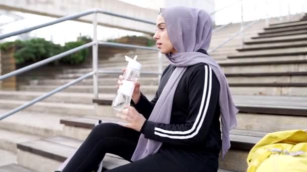 Femme Dans Hijab Reposant Après Sport Eau Potable — Video