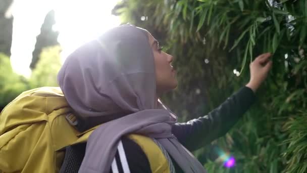 Frau Mit Hidschab Unterwegs Der Natur — Stockvideo