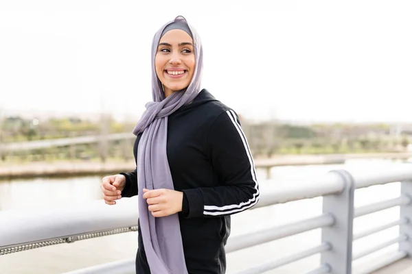 Esportista Árabe Hijab Jogging Rua Pôr Sol — Fotografia de Stock