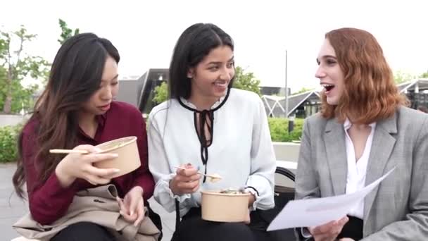 Grupp Multietniska Medarbetare Njuter Samtal Medan Äter Gatumat Stadsparken — Stockvideo