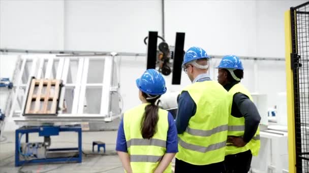 Інженери Перевіряють Робочий Процес Промислових Роботів Заводі — стокове відео