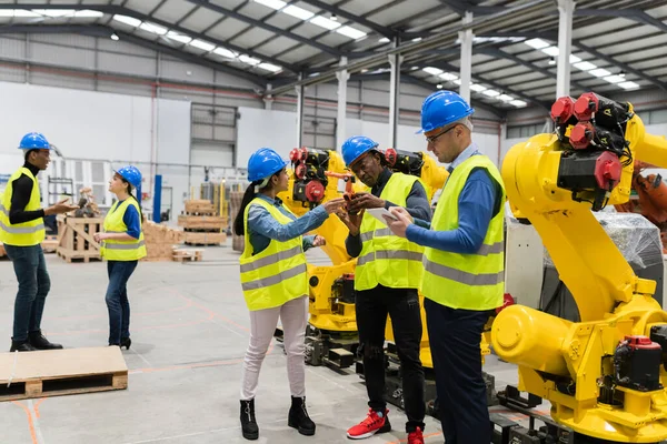 Farklı yaşlarda işçiler bir robot şirketinde mühendislik, modern bir fabrikada robot konsepti
