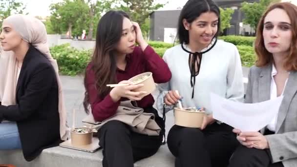 Multiracionální Podnikatelky Různého Věku Sedí Obědvají Zatímco Usmívají Rádi Fotí — Stock video