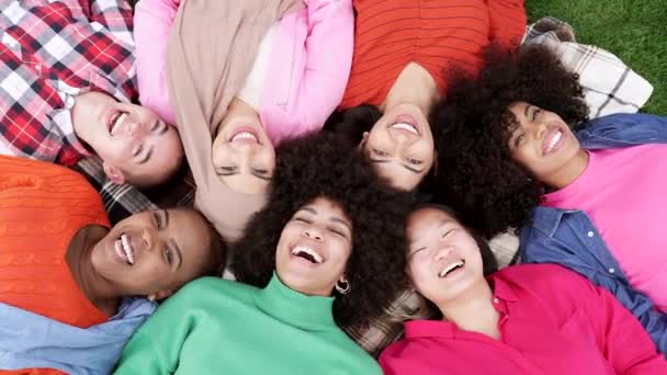 Grupo Mujeres Multirraciales Tumbadas Hierba Mujeres Felices Sonriendo Felizmente Día — Vídeo de stock