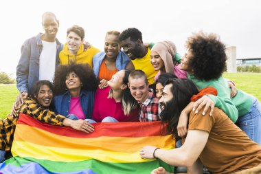 LGBT Onur Yürüyüşü 'nde eğlenen bir grup genç açık havada mutlu çok ırklı insanlar.