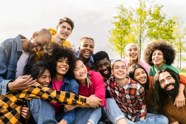 Multikultureller Freundeskreis Amüsiert Sich Der Stadtstraße Vielfältige Jugend Feiert Gemeinsam — Stockfoto