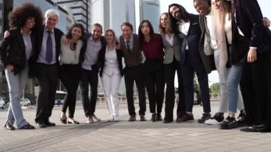 İş şehrinde çok ırklı farklı yaşlardaki iş adamlarından oluşan geniş bir grup.