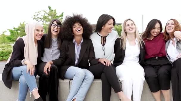 一群快乐的多种族女商人在户外微笑 多文化商人在户外玩得开心 — 图库视频影像
