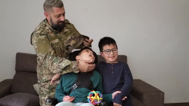 Βετεράνος Στρατιώτης Αγκαλιάζει Την Οικογένειά Του Μετά Την Επιστροφή Από — Αρχείο Βίντεο