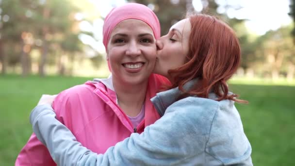 Rak Ocalała Kobieta Różowym Szalikiem Przytula Swojego Przyjaciela Leczenie Raka — Wideo stockowe