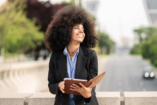 Mujer Afroamericana Leyendo Libro Concepto Libro Digital Ciudad —  Fotos de Stock