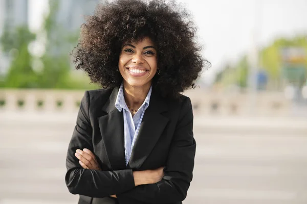 Bonita Afro Americana Feliz Sorridente Mulher Negócios Com Braços Cruzados — Fotografia de Stock