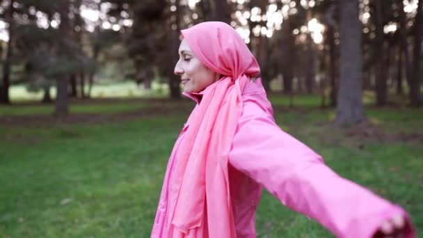 Ώριμη Γυναίκα Επιζών Του Καρκίνου Κοιτάζοντας Κάμερα Ένα Ροζ Μαντήλι — Αρχείο Βίντεο
