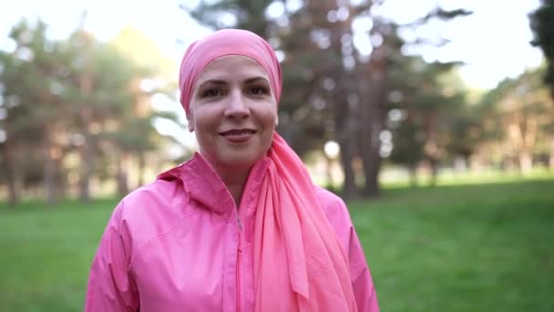 Câncer Sobrevivente Mulher Com Cachecol Rosa Feliz Sorrindo Sentimento Forte — Vídeo de Stock