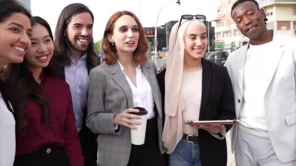 Skupina Multiraciálních Mužských Ženských Podnikatelů Finanční Čtvrti Různí Lidé Pracující — Stock video