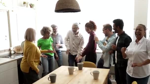 一群不同年龄的多种族朋友 在家里厨房里喝酒跳舞 玩得很开心 — 图库视频影像