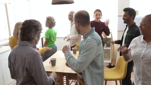 一群多种族的人在聚会上 一群朋友在厨房桌子边喝咖啡 — 图库视频影像