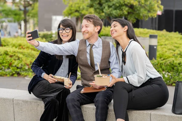 Współpracownicy Robiący Selfie Podczas Przerwy Świeżym Powietrzu Wielorasowi Koledzy Biznesowi — Zdjęcie stockowe