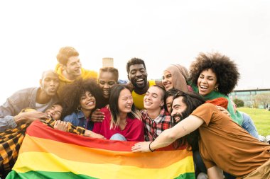 Farklı transseksüel eşcinsel cinsiyetlere sahip bir grup genç, gay gurur gününde protesto, Igbt konsepti