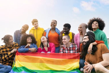 Çok ırklı genç grup, Igbt Gay Onur Günü 'nü protesto ediyor.