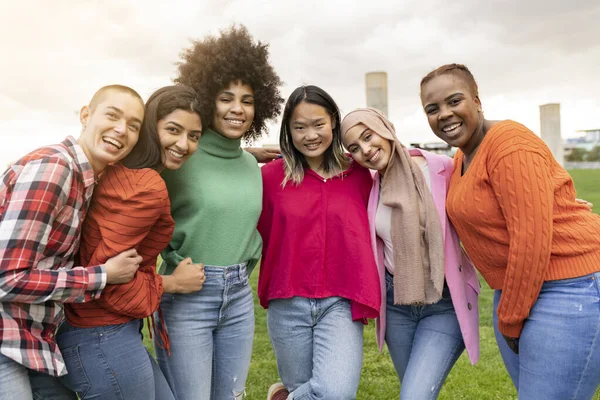 Parkta Kucaklaşan Bir Grup Mutlu Çok Irklı Genç Arkadaş Dünyanın — Stok fotoğraf