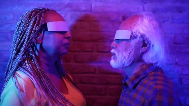Hombre Mujer Edad Avanzada Generación Boomer Están Utilizando Gafas Realidad — Vídeos de Stock