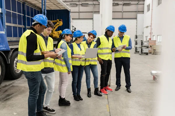 працівники заводу в касках та жилетках, зібрання