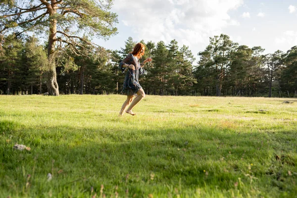 Hermosa Mujer Mediana Edad Disfrutando Actividades Aire Libre Verano Corriendo — Foto de Stock