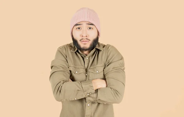 Jovem Asiático Homem Vestindo Chapéu Sentindo Frio Ficando Quente Isolado — Fotografia de Stock