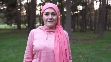 Kanserli kadın mutlu pembe eşarp