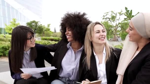 Multiraciální Obchodní Spolupracovníci Ženy Venkovní Oběd — Stock video
