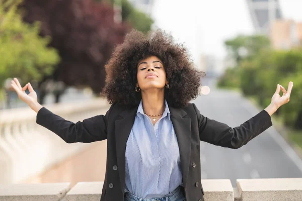 Mulher Negócios Afro Americana Com Cabelo Encaracolado Relaxante Meditando Livre — Fotografia de Stock