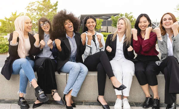 Retrato Multirracial Mulheres Negócios Feliz Ganhando Celebração Gesto Livre — Fotografia de Stock