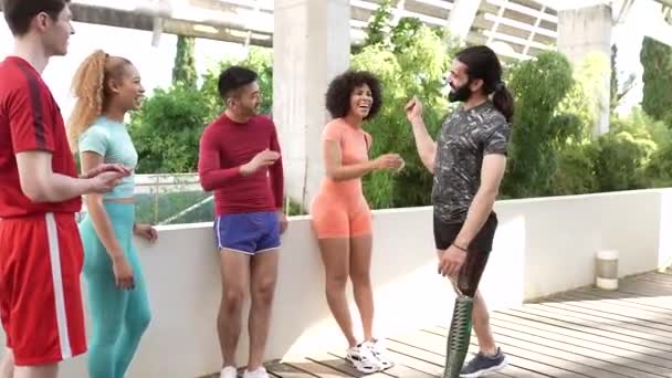 Gruppo Amici Sportivi Che Salutano Uomo Con Protesi Alle Gambe — Video Stock