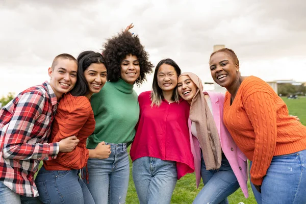 Grupo Mulheres Jovens Multirraciais Estilo Vida Livre Amigos Multirraciais Tomando — Fotografia de Stock