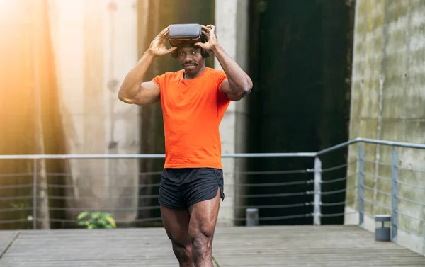 Щасливий Чоловік Окулярах Віртуальної Реальності Концепція Віртуальної Реальності Афроамериканський Спортсмен Стокове Фото