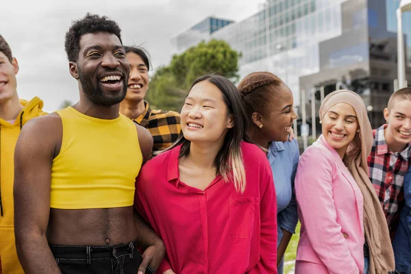 Çeşitli Gençler Dışarıda Birlikte Gülerek Eğleniyorlar Çok Irklı Insanlar Şehirde — Stok fotoğraf