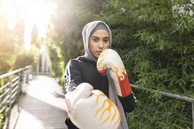 İslam inancının Arap bayan sporcusu dışarıda boks yapıyor. Müslüman kadın boks yapıyor. -